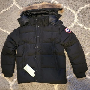 Canada Goose Wyndham Svart Vinterjacka stl XXL (oanvänd) - Canada Goose Wyndham Svart Vinterjacka storlek XXL (oanvänd)   Priset kan diskuteras vid snabb affär