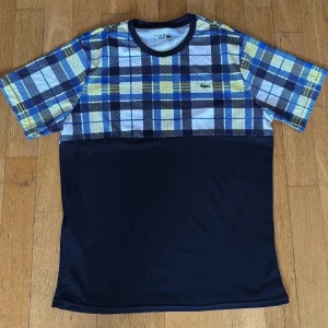  Lacoste t-shirt  - Snygg t-shirt från Lacoste köpt i Nice. Skick: 10/10. Nypris: 1 299kr. Använd fåtal gånger men inga tecken på användning. Väldigt snygg och unik t shirt. Passar både M och L. Jag har storlek M och den passar mig bra. 