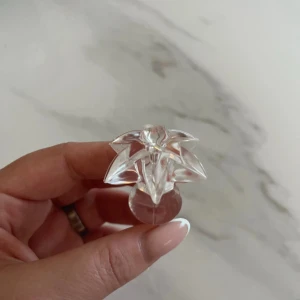 Volymverktyg för hästsvans  - Volymverktyg för hästsvans från glitter. Knappt använd och är i mycket bra skick förutom en bränn skada (se sista bilden). Inget som påverkar produktens funktion.