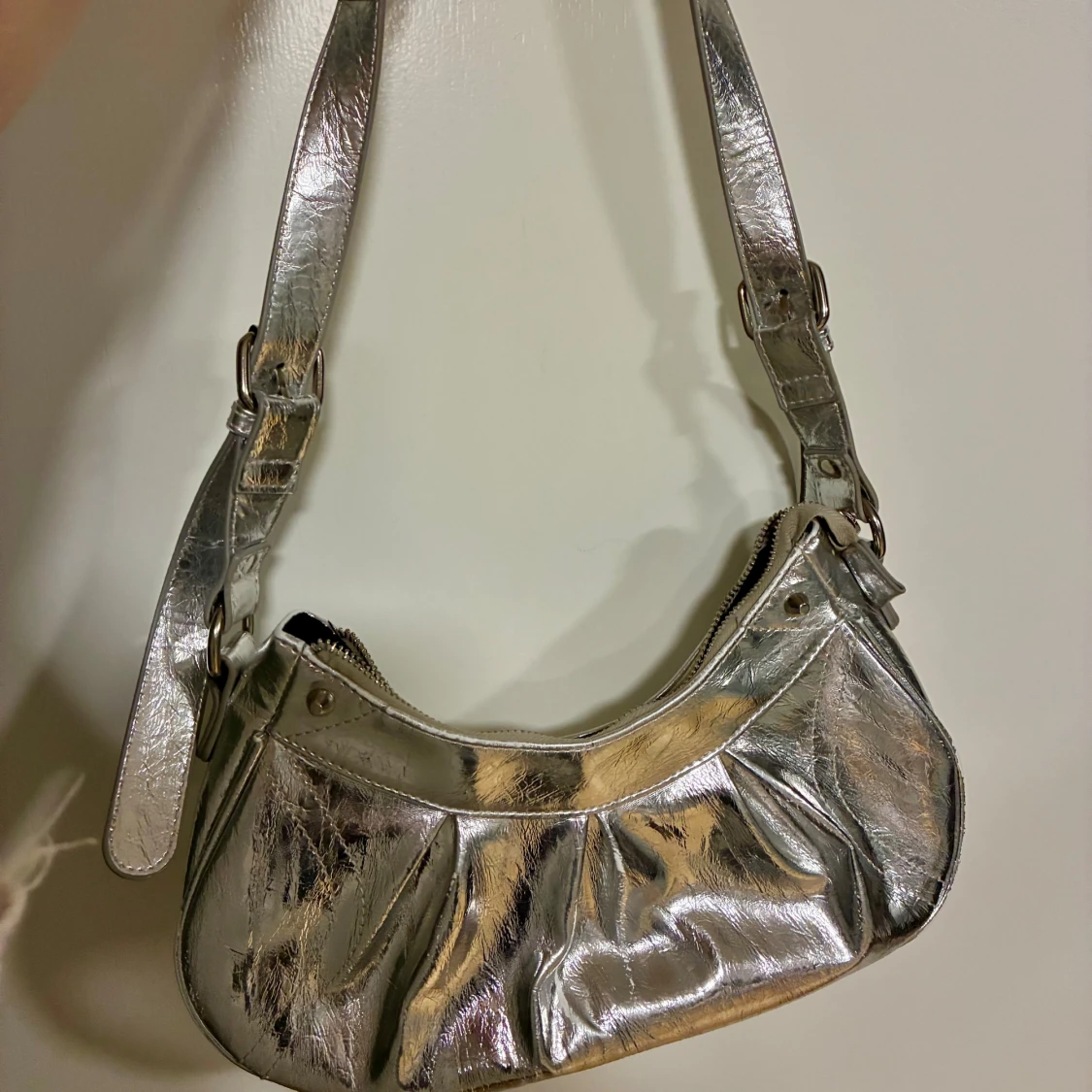 Silvrig axelväska från Gina Tricot