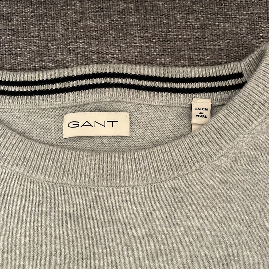 Ljusgrå tröja från GANT  - 2