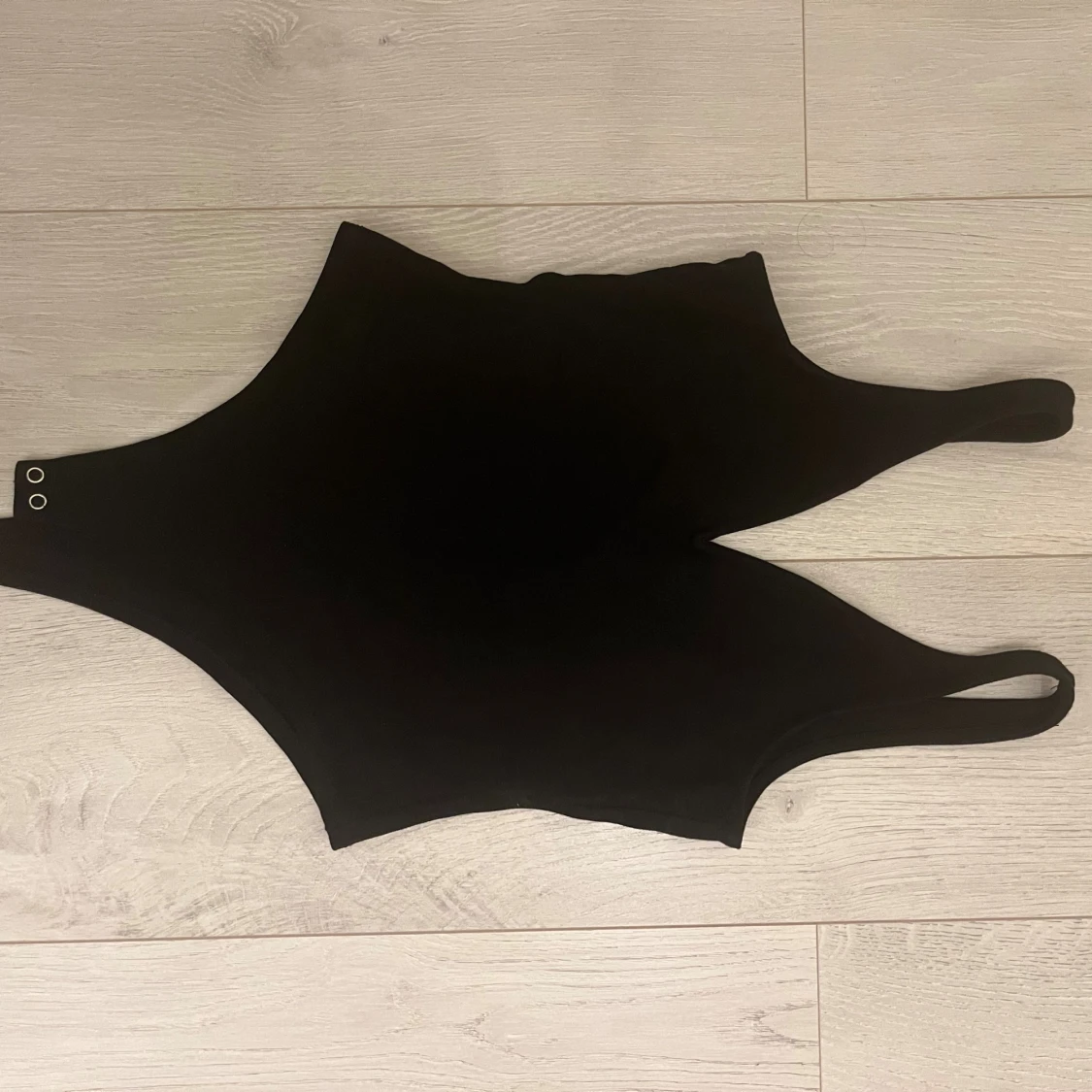 Svart body med v-ringning - 2