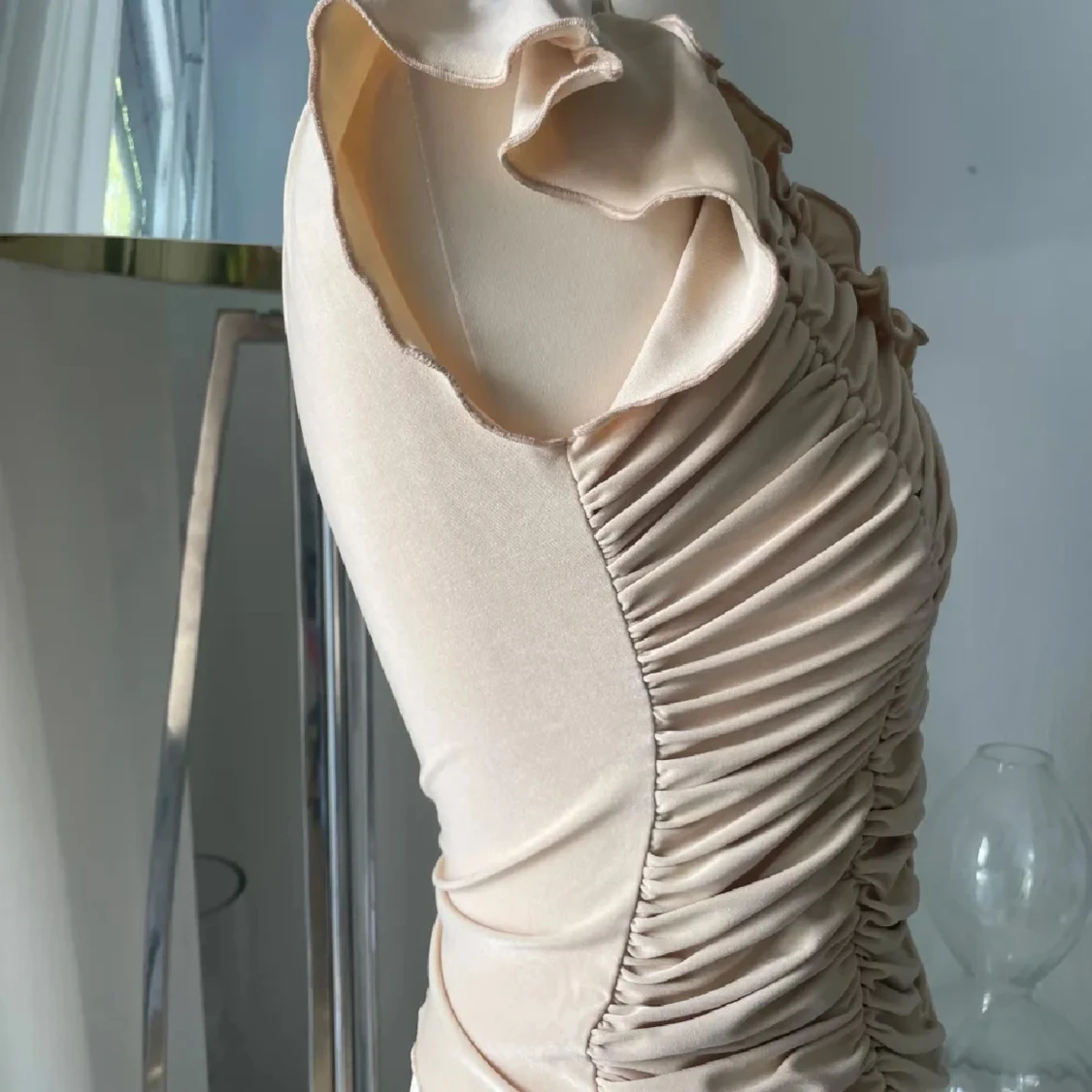 Beige omlott topp med volang - 1