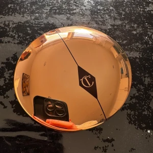 Charlotte Tilbury Airbrush Flawless Finish puder - Charlotte Tilbury Airbrush Flawless Finish i nyansen 1 Fair. Pressat puder i en lyxig roséguldig dosa med spegel. Ger en silkeslen finish och jämnar ut huden. Perfekt för att fixera sminket och matta ner glans. Innehåller 8g.