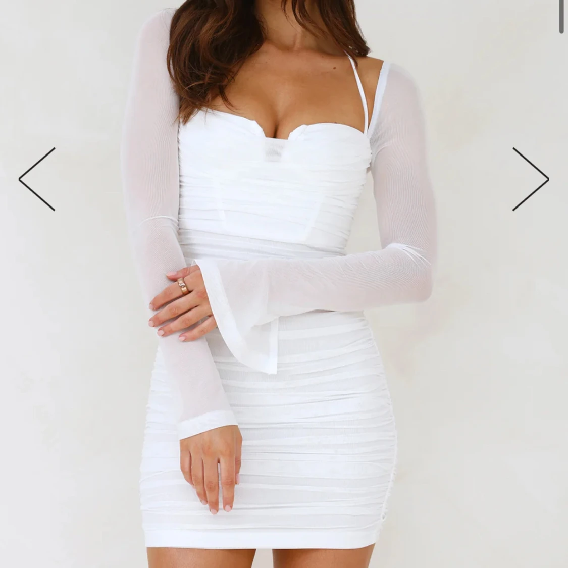 Vit kort klänning med meshärmar