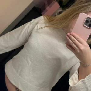 Beige stickad tröja - Jättefin beige/vit stickad tröja Lite kortare i modellen och en liten slits på sidan av tröjan Säljer nu då den börjar bli lite för liten för mig💓 Från H&M i storlek XS men skulle säga att den passar både XS och S Använd ganska mycket men super fint skick