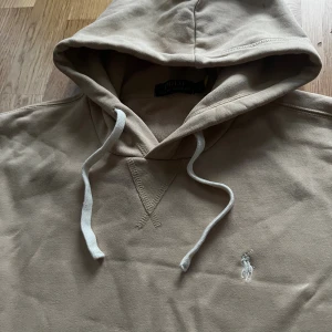 Beige hoodie från Polo Ralph Lauren - Säljer en beige Ralph Lauren hoodie🙌🏻| Storlek S | Skick 10/10🔥| Skriv vid minsta fundering 💭 
