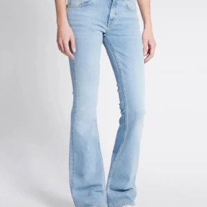 Ljusblå bootcut jeans från 157 - Supersnygga blåa jeans från Lager 157, kanske använd dem 2-3 gånger. Säljer då dom är för små för mig💓 Storlek S i full längd så passar super bra på mig som är 170. Orginalpris: 400kr