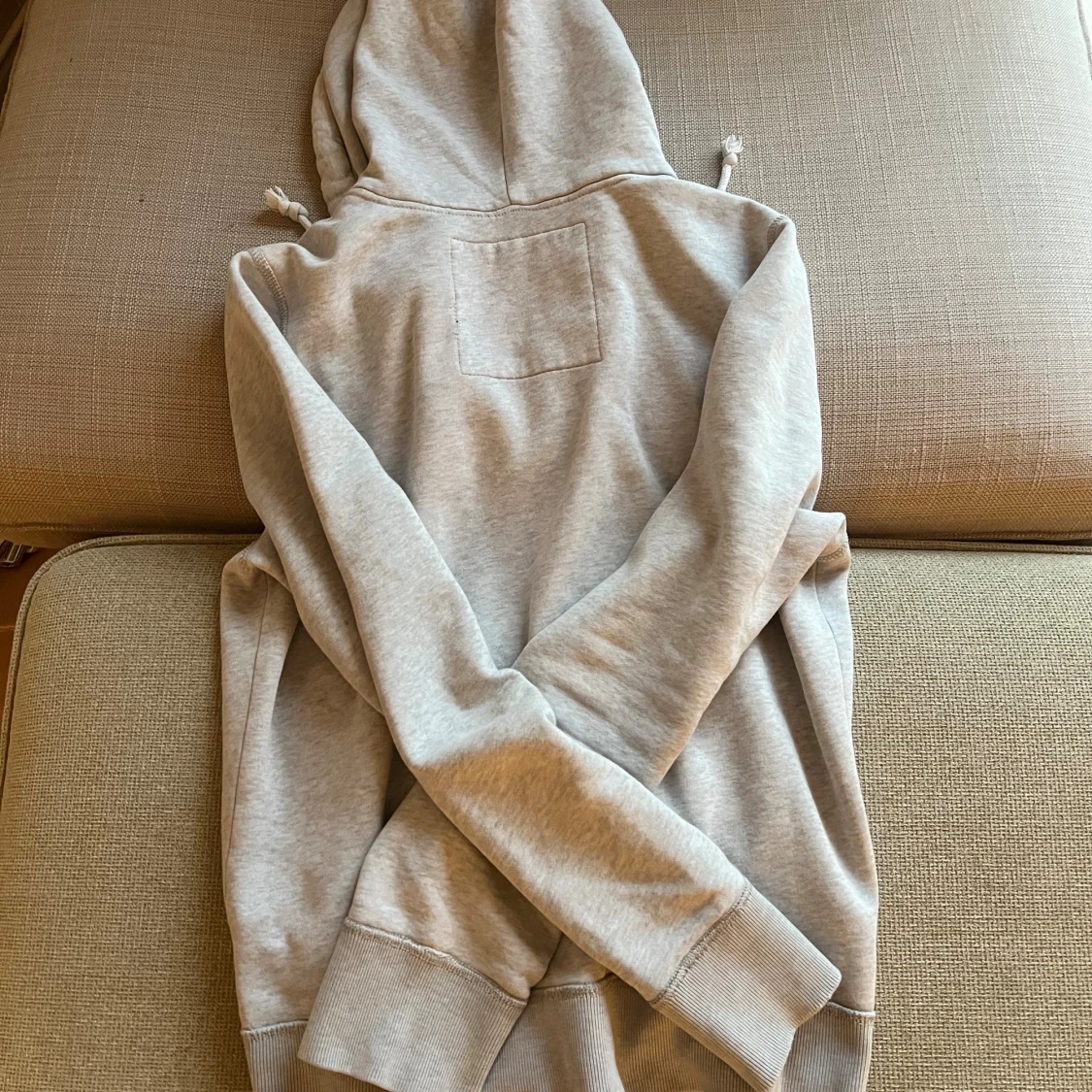 Grå hoodie från Hollister med knappar - 2