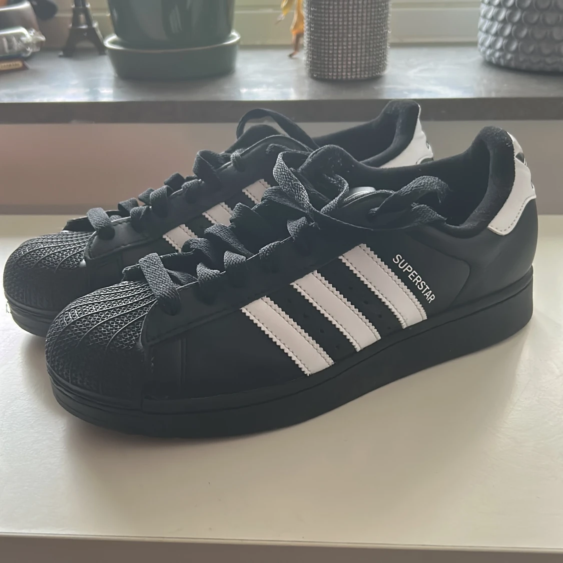 Adidas Superstar svarta sneakers 42 - 2