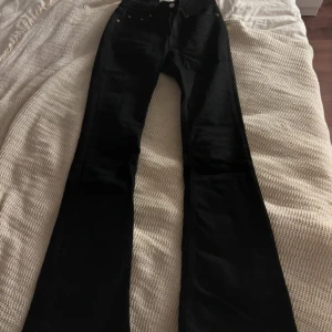 Svarta bootcut jeans från Gina Tricot - Snygga svarta jeans från Gina Tricot med bootcut passform och lågmidjade /mid waste . Storlek 34 
