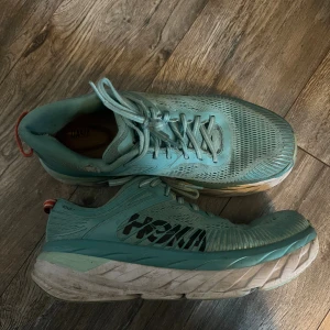 Hoka - Hoka sneakers, skicket är inte så bra som ni ser men funkar ändå 