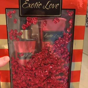 Exotic Love parfymset med glitter - Exotic Love parfymset från Scenabella med body mist (180 ml) och body lotion (236 ml). Ingredienser: Alcohol Denat., Water, Fragrance, Aloe Barbadensis Leaf Juice m.m. Designad i USA, tillverkad i PRC. Perfekt present med glittrig förpackning!