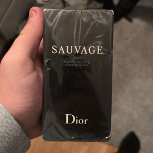 Dior Sauvage Eau de Toilette - Sauvage Eau de Toilette från Dior, en populär parfym i snygg förpackning. Perfekt för dig som vill ha en klassisk och trendig doft från ett välkänt märke.
