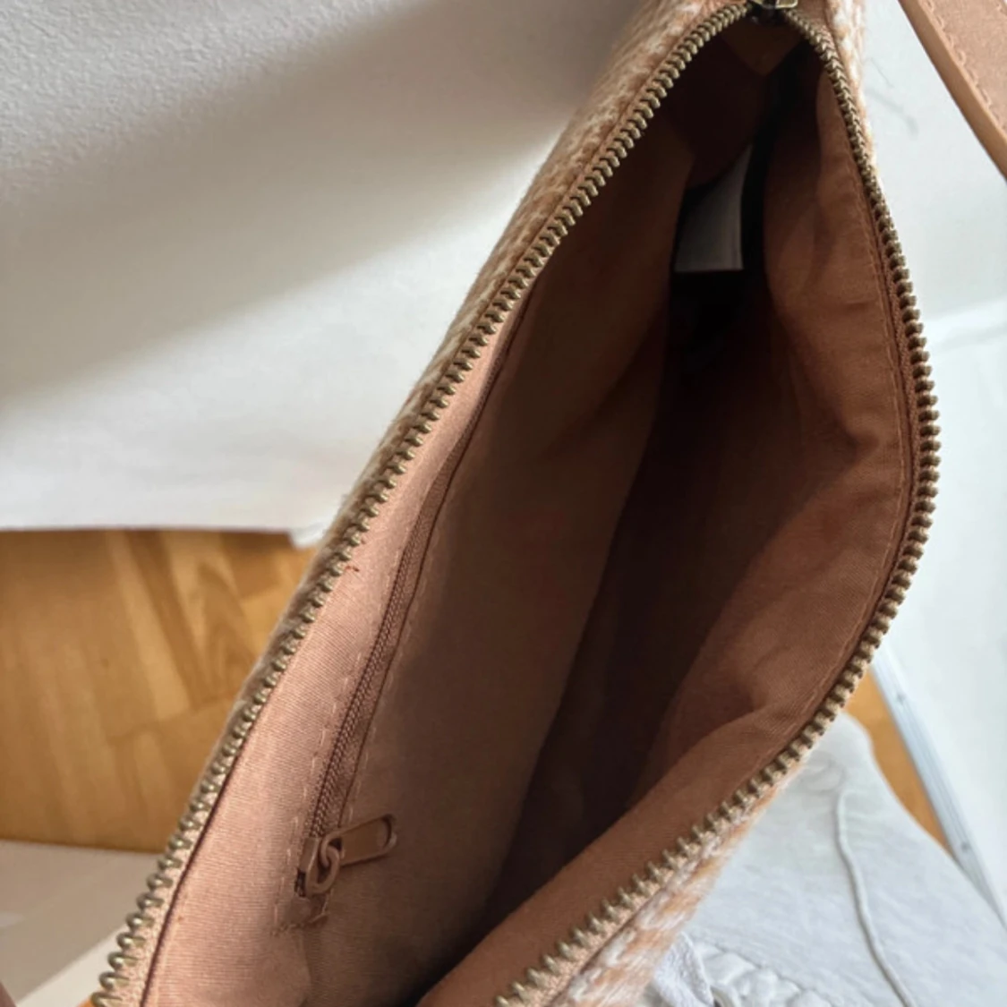 Beige rutig axelväska från Lindex - 2