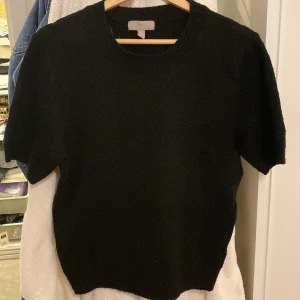 Stickad T-shirt - Så skön stickad t-shirt från H&M som alltid kommer till användning! Den är knoppning, därav priset!🖤🖤