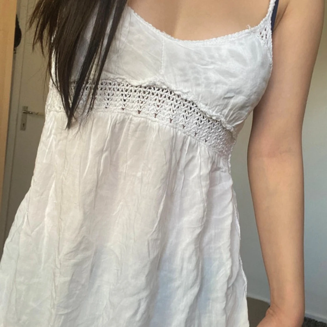 Vit virkad linnetopp med spetsdetaljer - 2