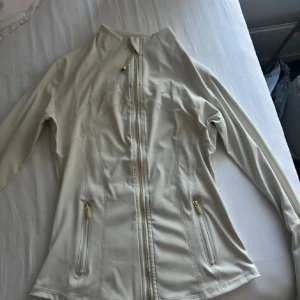 Vit guld lululemon - Har inte använts men råkade tyvärr få en liten fläck på sig (syns på sista bilden) är i storleken 6
