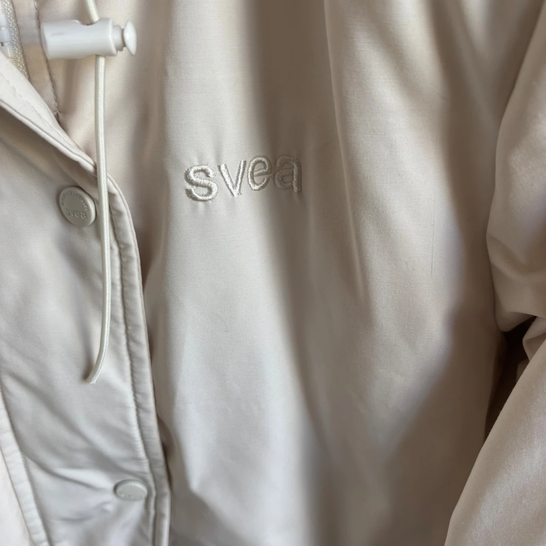 Beige parkajacka från Svea med huva - 2