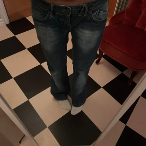 Snygga vintage blåa jeans  - Säljer ett par jätte snygga vintage jeans köpte dom här på plick men har inte fått någon användning av dom❤️
