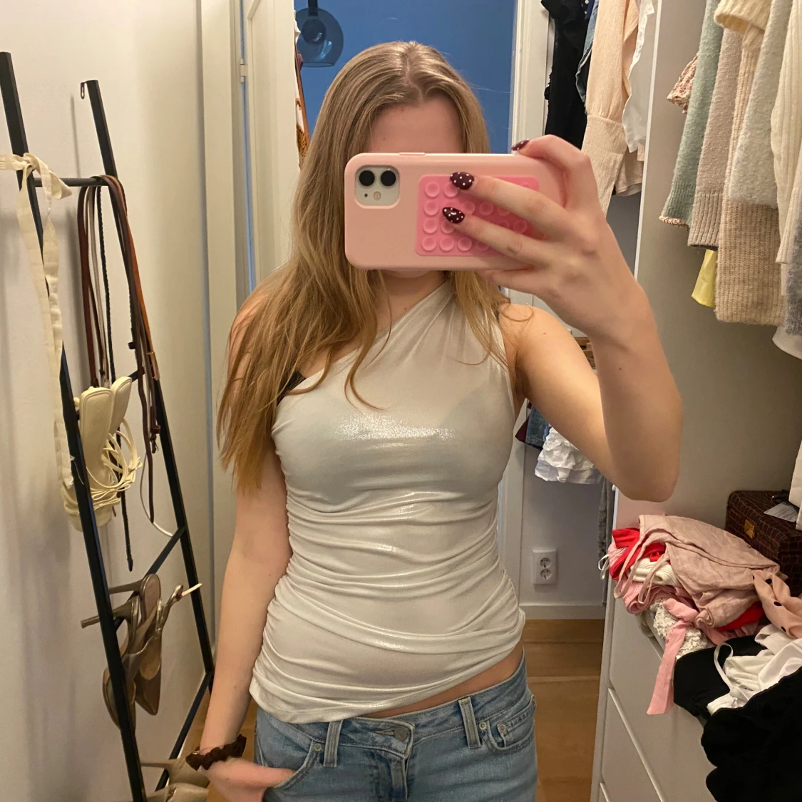 Glansig one shoulder topp i silver - 1