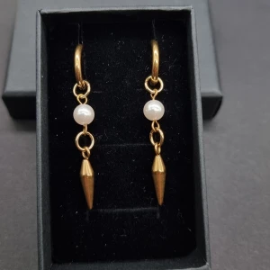 Handgjorda örhängen  - Handgjorda örhängen.  Material-rostfritt stål 