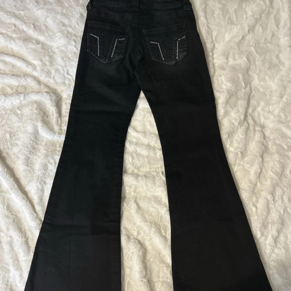 Svarta bootcut jeans med detaljer - 2