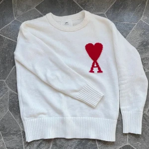 Vit stickad tröja från Ami Paris - Vit stickad tröja från Ami Paris pris ej hugget i sten minsta fundering hör av dig skicket helt nytt 10/10 helt ny ✅🔥 KOM GÄRNA MED BUD ✅