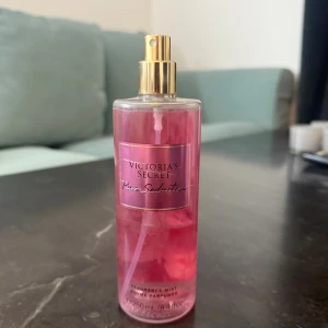 Victoria's Secret Pure Seduction mist - Fräsch och trendig body mist från Victoria's Secret. Pure Seduction kommer i en snygg rosa flaska och innehåller 250 ml. Perfekt för dig som vill ha en lätt och ungdomlig doft att spraya på när som helst. Typ halva flaskan kvar 