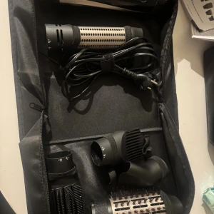 Remington Blow Dry & Style Curling 1200W Airstyler - Remington Blow Dry & Style Curling 1200W Airstyler med flera utbytbara tillbehör. Komplett i väska med manual, synligt i mycket gott skick utan tecken på slitage. Perfekt för styling och torkning av håret med olika borst- och munstycksval.Saknar en kolla bilder 