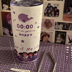 Bts mugg/termos/vattenflaska - Använd en gång för att jag vill testa den, kommer med 2 sugrör varav att en är använd men kuskar såklart:)