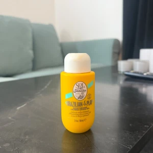 Sol de Janeiro Brazilian 4-Play - Färgglad gul flaska med vitt lock från Sol de Janeiro, innehåller Brazilian 4-Play Moisturizing Shower Cream-Gel. Perfekt för dig som älskar tropiska dofter och vill ha en återfuktande duschkräm med lyxig känsla. Helt ny 