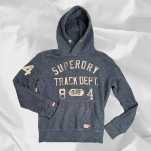 Superdry Hoodie - Fet Superdry hoodie i storlek Small men sitter M– enkel att matcha och skön att bära. Ett stilrent val, noggrant utvalt med omsorg av AM Clothing.  📩 Frågor? Hör gärna av dig! 📲 Följ oss här på Plick för fler uppdateringar. ♻️ Tack för att du handlar mer hållbart med AM Clothing!
