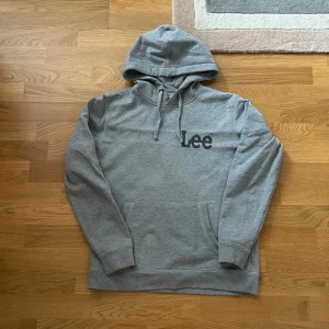 Lee hoodie grå - Säljer denna snygga gråa hoodie från Lee, skicket är väldigt bra och inga defekter över huvudtaget. Priset kan diskuteras vid snabb affär!