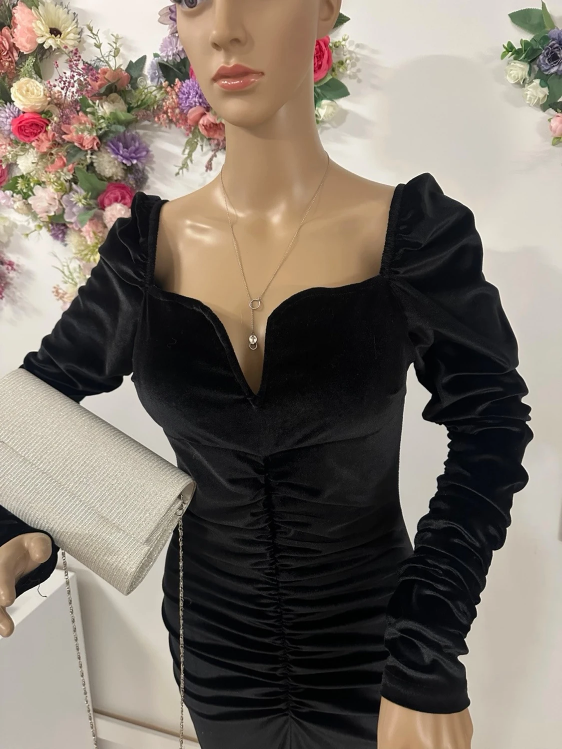 Svart sammetsklänning med v-ringning