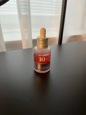 ANUA Niacinamide 10% + TXA 4% Serum - Koreanskt serum från ANUA ✨ Innehåller 10% niacinamid + 4% tranexamsyra.  • Hjälper till att jämna ut hudton • Motverkar mörka fläckar & ojämnheter • Ger fin lyster till huden  Produkten är öppnad och i bra skick. Förvarad hygieniskt och korrekt.  📦 Originalförpackning kan skickas med (om du har den) 🚚 Skickas snabbt  Skriv gärna vid frågor 💬