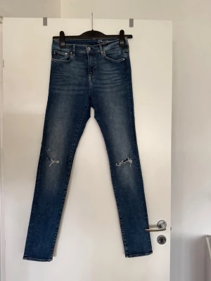Jeans  - Storlek 30/32. Använda. Sömmen har gått upp i linningen baktill. 