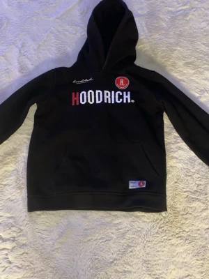 Hoodrich tröja - Väldigt fin Hoodrich tröja. Använd några gånger. Storlek XL/13y-15y barn