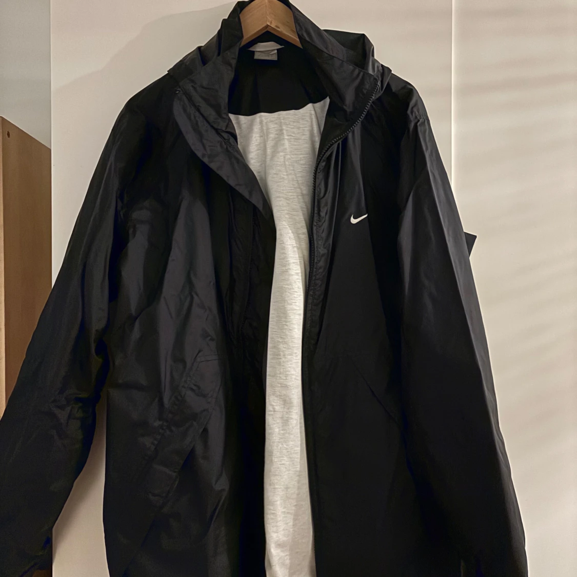 Svart vindjacka från Nike med huva