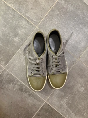 Grågröna sneakers från Lanvin - Säljer ett par grågröna sneakers från Lanvin. Storlek 9, det motsvarar en storlek på 43 i EU. Jag är öppen för förhandling.