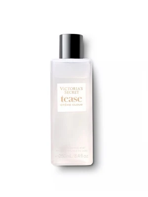 Victoria’s Secret Tease Crème Cloud Body Mist - Säljer en i princip full, endast testad Tease Créme Cloud  ‼️body mist‼️ från Victoria’s Secret. Den är i 250 ml och doftar otroligt gott men blir att jag använder annat före så någon annan kanske uppskattar den mer än mig. Doftnoterna är maräng, vanilj sandelträ, mysk och bärnsten som man ser på andra bilden🍨🍦 Har du några frågor så är det bara att skriva!🤍 Nypris: Cirka 300kr