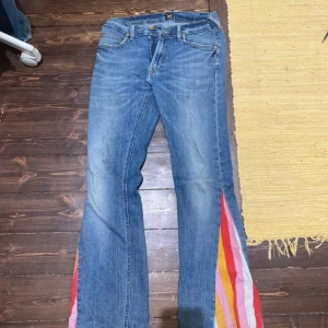 Lågmidjade jeans - Lågmidjade jeans med påsydd tygbit 