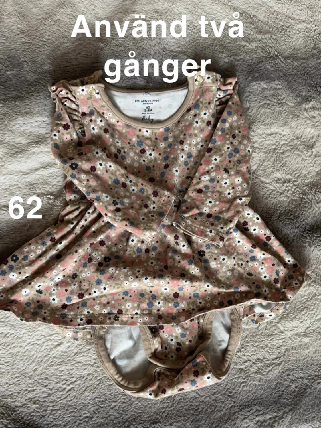 Blommig babyklänning med inbyggd body Polarn O. Pyret