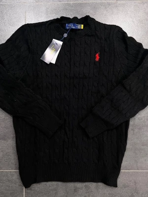 Ralph Lauren polo svart stick tröja - Ralph Lauren polo grå stick tröja, är i perfekt skick, storlek M, tags ingår
