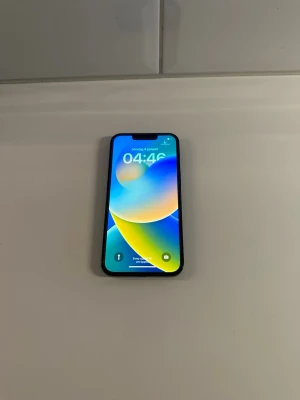 iPhone 13 - Snygg iPhone 13 med 128GB lagring, mörkblå färg. Batterihälsa på 89%. Spricka i skyddsplasten inte i glaset under. 