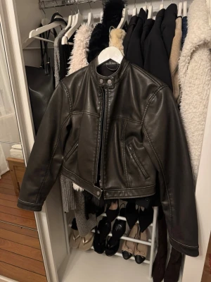 Skinnjacka från ginatricot - Säljer denna skitsnygga skinnjackan pågrund av att den är något för liten för mig.. ger verkligen en extra detalj till outfiten. Skriv vid frågor!🫰🏼