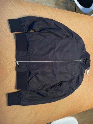 J.lindeberg jacka - Mörkblå jacka från J.lindeberg. Helt ny med lapp. Passar perfekt till våren och hösten. Hör av er om ni har frågor!