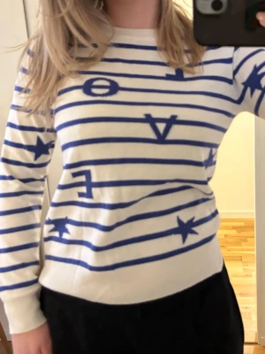 Vit och blå randig stickad tröja - Vit stickad tröja med blå ränder💕 osäker på storlek men skulle säga S