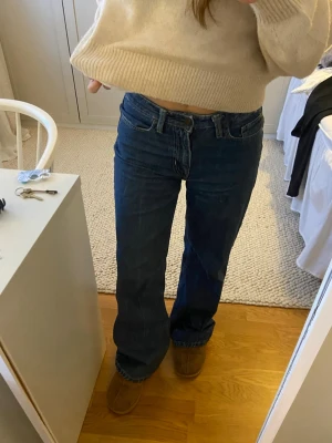 Jeans - Super snygga och trendiga baggy/vida jeans, lite sliten längst ner på ena benet (se sista bilden)