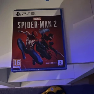 Marvel Spider-Man 2 PS5 - Marvel Spider-Man 2 till PS5. Upplev ett actionfyllt äventyr med två spelbara Spider-Man-karaktärer. Perfekt för fans av superhjältar och PlayStation-spel. PEGI 16. Ingen synlig skada eller slitage.